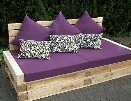 диван легло в градината от стари палети