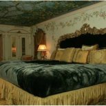 Пищна спалня в имението на Версаче в Маями