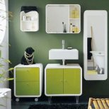 Баня със зелени шкафчета и зелена стена