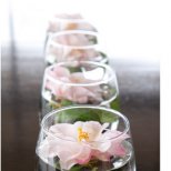 Нежна сватбена украса с цвете в чаша