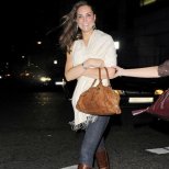 Кейт загърната в голям кремав шал