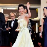 Ли Бингбинг в бяла рокля със златисти украшения Кан 2012