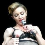 Мадона си показва едната гърда