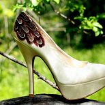 Супер високи златисти обувки на ток с платформа декорация пера