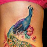Цветна татуировка паун