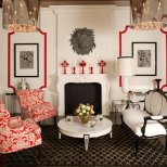 Еклектичемн интериор взаимодействие между бяло, черно и червено