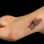 Татуировка пеперуда на стъпалото