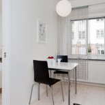 Малък и свеж апартамент - маса с два стола