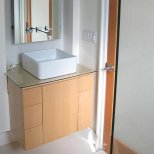 Дизайн за баня с квадратна мивка в бяло с шкаф дървен фурнир