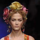 Диадема с текстилни цветя различни цветове Dolce and Gabbana