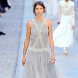Ефирна бледо сива рокля Chanel Круизна колекция 2012