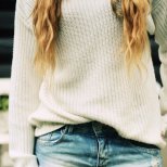 Къси разръфани дънкови панталонки и леко пуловерче за хладните морски вечери