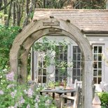 Дървени арки в двора