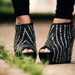 Черни обувки на платформа с отворени пръсти декорирани  с мъниста