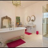 Шармантен дом в Лондон с розови акцти - баня