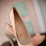 Нежни сватбени обувки в бледо розово с декорация камъни