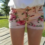 Флорални къси панталонки и бяла фиерична риза за разходка в парка