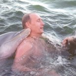 Владимир Путин плува с делфини