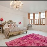 Шармантен дом в Лондон с розови акцти - спалня 1