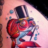Цветна татуировка риба с шапка и бастун