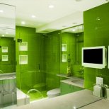 Модерен монохромен дизайн за баня в зелено с бели акценти