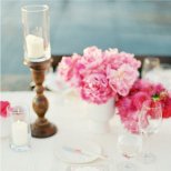 Красива маса с бял порцелан и розови божури