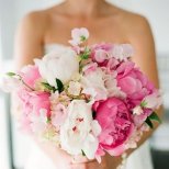 Красив сватбен букет с розови и бели цветя