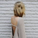 Плетен пуловер с остро изрязан гръб