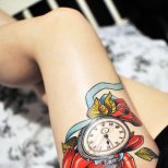 Цветна татуировка на бедрото часовник