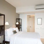 Интересен апартамент в Хонг Конг - спалня с баня