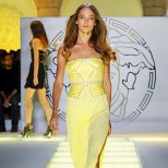 Дължа нежно жълта рокля без презрамки с малки камъни Versace Пролет и лято 2012