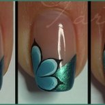 Нежна декорация за нокти цвете върху синьо-зелени връхчета