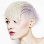 Много къса бяло руса коса сресана напред в асиметрична прическа