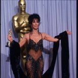 Скандалната рокля на Шер, модел на Bob Mackey за Оскарите 1988 г.