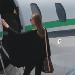 Анджелина Джоли с качва в самолета