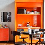Модерна кухня с оранжеви модули