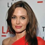 Анджелина Джоли дълга коса с небрежни букли