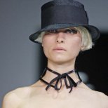 Emporio Armani кокетна черна плетена шапка с ленти