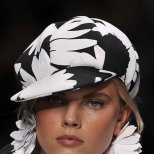 Blumarine каскет в черно с големи бели цветя