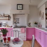 Кухня с розови шкафчета
