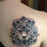 Татуировка с лъв на плешката