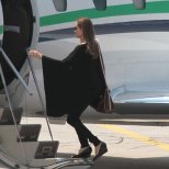 Анджелина Джоли в частен самолет