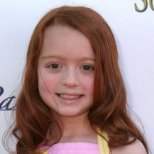 Детска прическа под раменете с леко завити краища