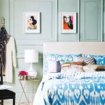 Интериор спалня с различни нюанси на синьо