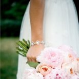 Сватбен букет от розови божури и рози в прасковено