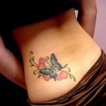 Татуировка пеперуда на кръста