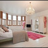 Шармантен дом в Лондон с розови акцти - спалня 2