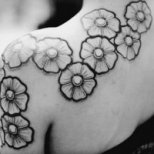 Татуировка цветчета по рамото и ръката