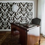 Апартамент в Полша - кабинет с красиво бюро
