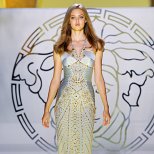 Дълга сребриста рокля с декорация камъни Versace Пролет и лято 2012
